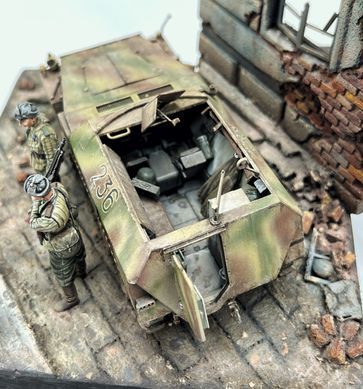 Диорама Немецкий Sd.Kfz. 251 в руинах 1:35 1102095