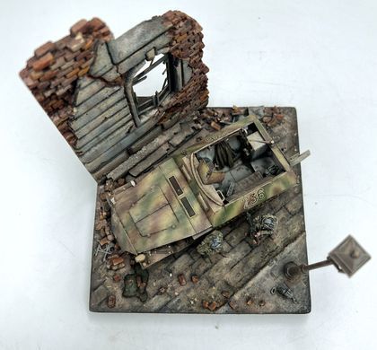 Диорама Немецкий Sd.Kfz. 251 в руинах 1:35 1102095