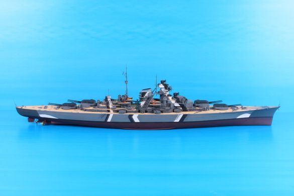 Сборная модель 1/200 немецкий линкор Бисмарк Battleship Bismarck 1941 Trumpeter 03702