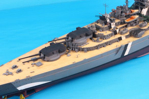 Сборная модель 1/200 немецкий линкор Бисмарк Battleship Bismarck 1941 Trumpeter 03702