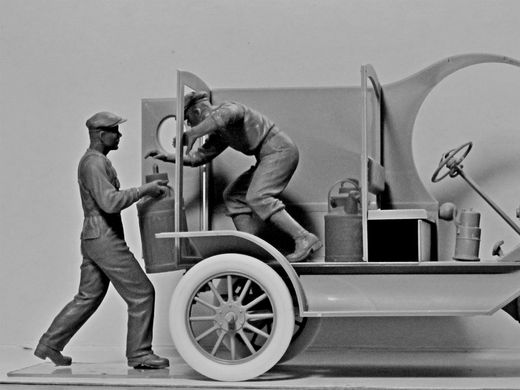 Сборная модель 1/24 Доставка бензина Развозной фургон Модель Т 1912 г. с американскими грузчиками ICM 24019