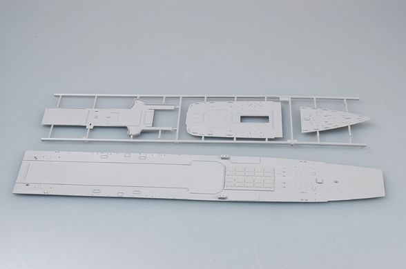 Prefab model 1/350 ship Russian Cruiser Pyotr Velikiy Trumpeter 04522