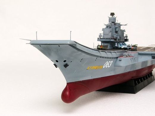 Сборная модель 1/350 авианосный крейсер Адмирал Кузнецов Navy Admiral Kuznetsov Trumpeter 05606