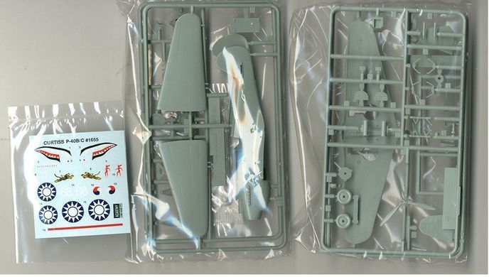 Collected model 1:72 litak Curtiss P-40B Tomahawk Academy 12456