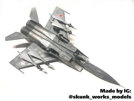 Prefab model 1/48 aircraft MiG-25 RD, Soviet fighter-interceptor ICM 48903