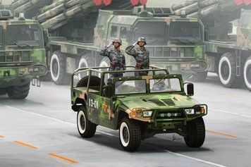 Збірна модель 1:35 військовий автомобіль Dongfeng Meng Shi HobbyBoss 82467