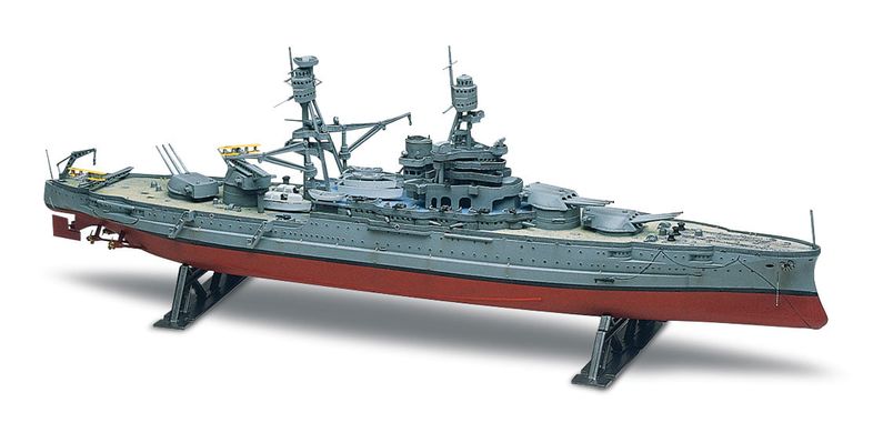 Assembled model 1/426 battleship USS Arizona Revell 10302