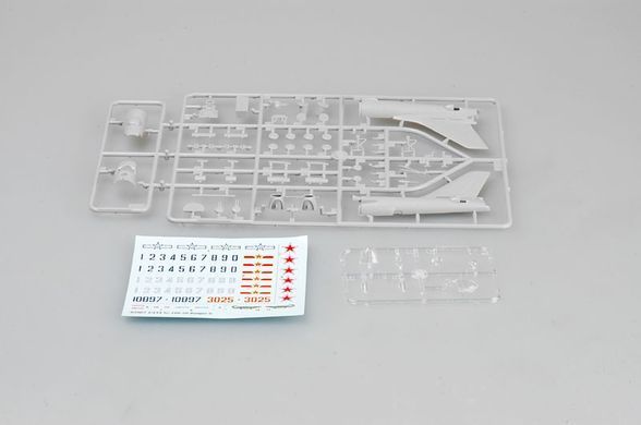Сборная модель 1:144 средний бомбардировщик Ту-16К-26 Badger G Trumpeter 03907