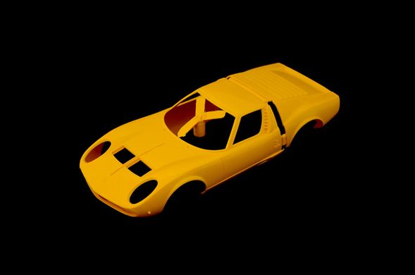 Prefab model 1/24 sports car Lamborghini Miura Italeri 72002