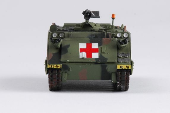 Зібрана модель 1/72 M113A2 Армія США Червоний Хрест Easy Model 35007