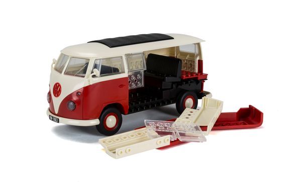 Сборная модель конструктор миероавтобус VW Camper Bully, Red Volkswagen Quickbuild Airfix J6017