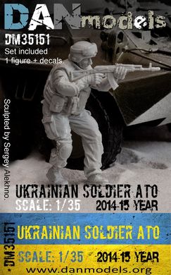 Фигура 1/35 украинский солдат 2014-2015 гг. АТО смоляная фигура + декаль с шевронами DAN Models 35151