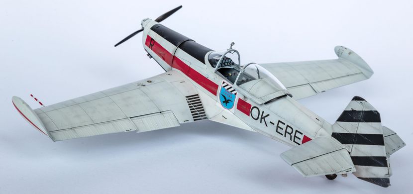 Сборная модель 1/48 винтовой самолет Zlín Z-526AFS Akrobat ProfiPACK edition Eduard 82184