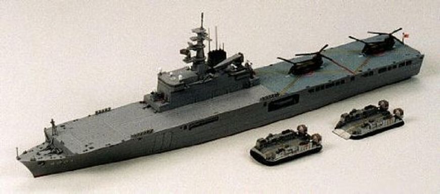 Сборная модель 1/700 военного корабля JMSDF Defense Ship LST-4001 Ohsumi Tamiya 31003