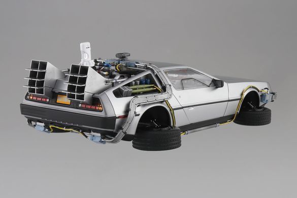 Збірна модель 1:24 автомобіль Timemachine from BACK TO THE FUTURE PartⅡ Aoshima 06437