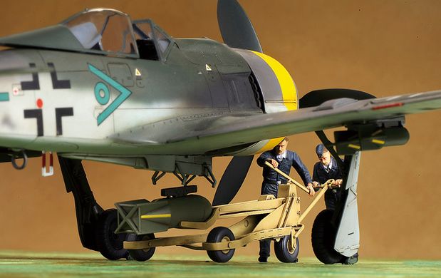 Збірна модель Літака Focke-Wulf Fw190 F-8/9 'w / Bomb Loading Set' Tamiya 61104 1:48