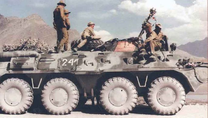 Збірна модель 1/72 бронетранспортер БТР-80 ранній ACE 72171