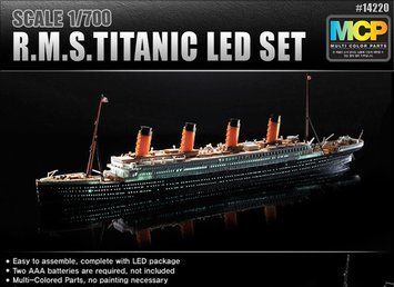 Prefab model 1:700 liner "Titanic" R.M.S. TITANIC + LED SET Academy 14220