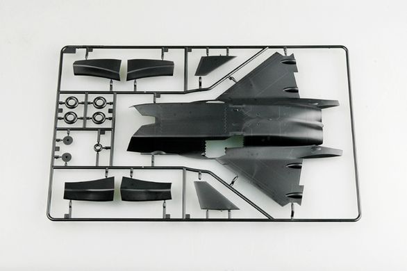 Сборная модель 1:72 самолет Chinese J-20 Mighty Dragon Trumpeter 01663
