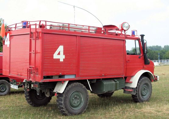 Збірна модель 1/72 пожежний автомобіль Unimog U1300L ACE 72452