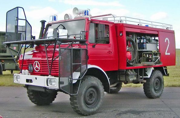 Збірна модель 1/72 пожежний автомобіль Unimog U1300L ACE 72452