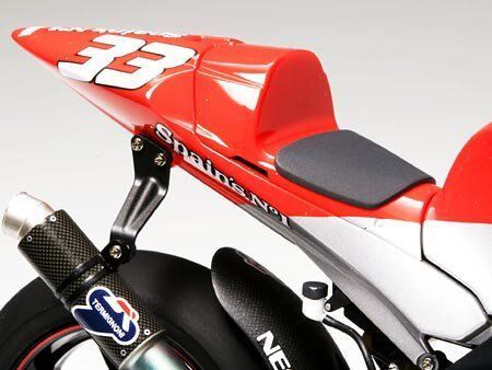 Сборная модель 1:12 спортивный мотоцикл Yamaha YZR-M1'04 No.7/No.33 Tamiya 14100