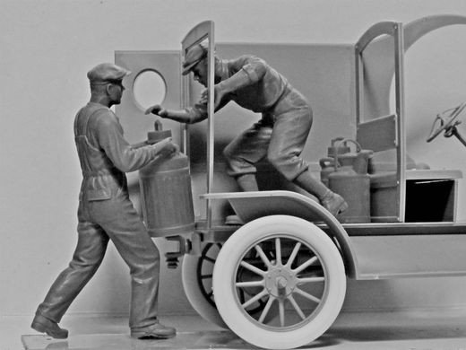 Фігури 1/24 Американські вантажники бензину (1910-ті р) (2 фігури) ICM 24018